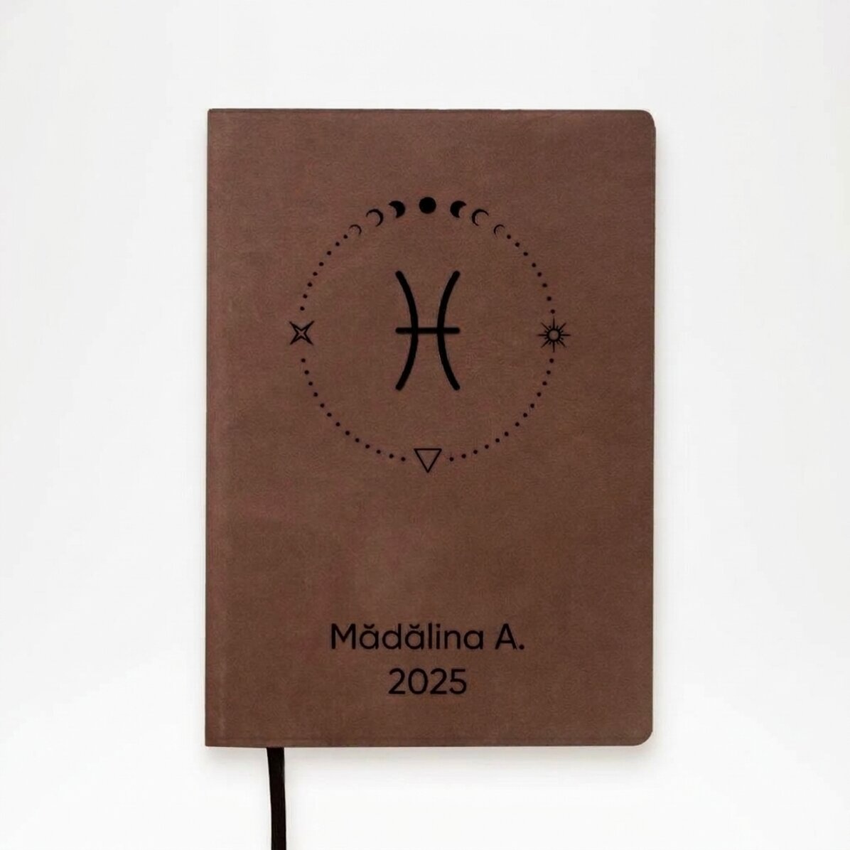 Personalisierter Lederkalender mit Text und dem Sternzeichen Fische