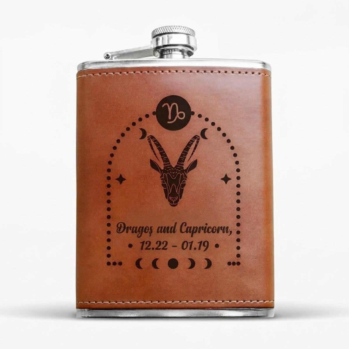 Mit Leder ummantelte Taschenflasche, individuell gestaltet mit Text und Sternzeichen – Steinbock