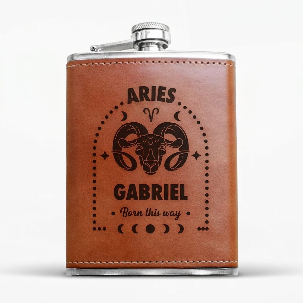 Mit Leder ummantelte Taschenflasche, individuell mit Text und Sternzeichen – Widder – gestaltet
