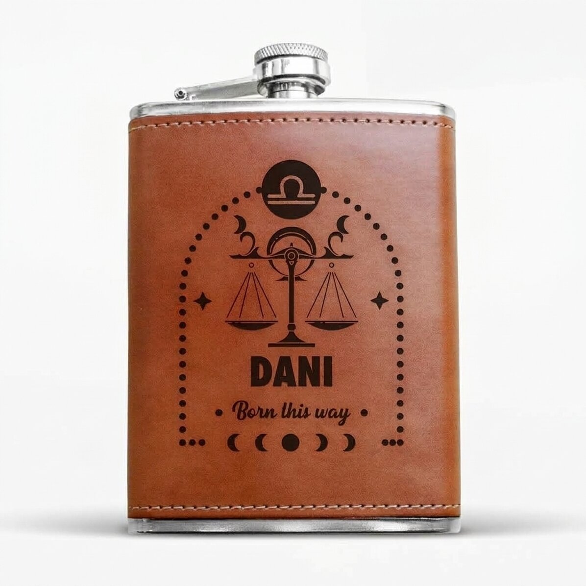 Mit Leder ummantelte Taschenflasche, individuell mit Text und Sternzeichen bedruckt – Waage