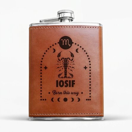 Mit Leder ummantelte Taschenflasche, individuell gestaltet mit Text und Sternzeichen – Skorpion