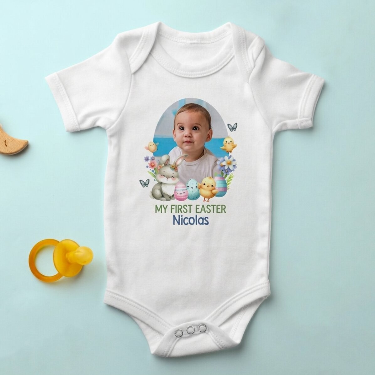 Personalisierter Baby-Body mit Foto und Botschaft – Mein erstes Osterfest