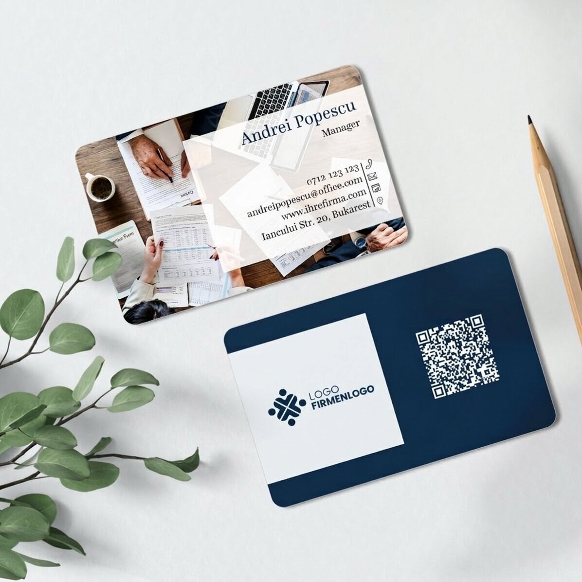 Individuell gestaltete Aluminium-Visitenkarte (Vorder- und Rückseite) mit QR-Code und einem Foto