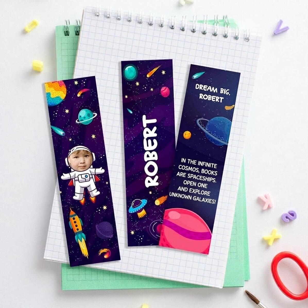 Set mit 3 personalisierten Lesezeichen mit Foto, Namen und Text – Galaxie
