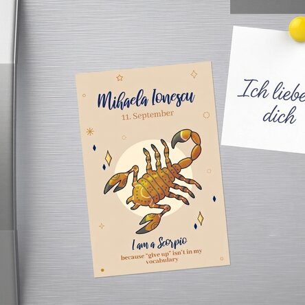 Individuell gestalteter Magnet 10 x 15 cm mit Text – Sternzeichen Skorpion