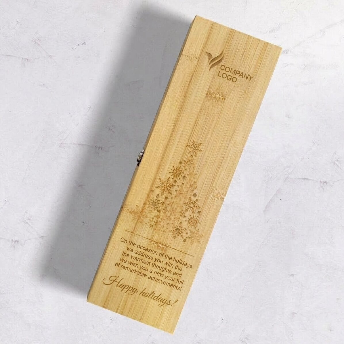 Weinkiste mit Zubehör, individuell gestaltet mit Logo und Botschaft – Frohe Feiertage!