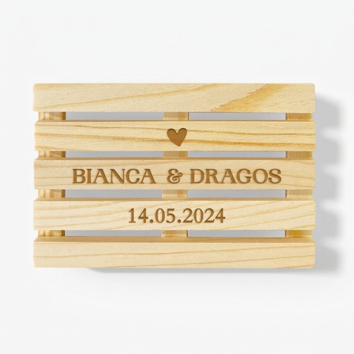 Personalisierter Gläserhalter in Form einer Palette mit dem Schriftzug „Love“