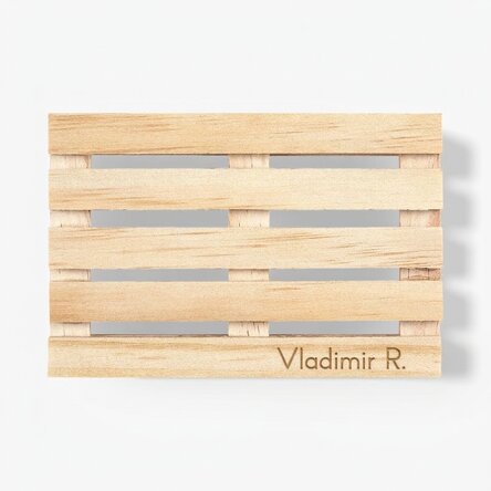 Personalisierter Gläserhalter in Form einer Palette mit Namen
