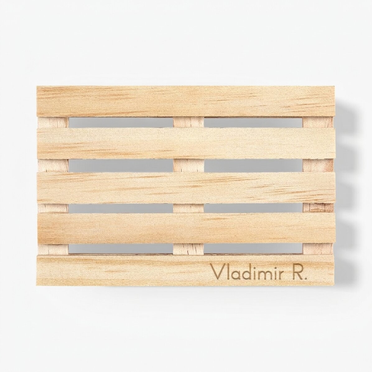 Personalisierter Gläserhalter in Form einer Palette mit Namen