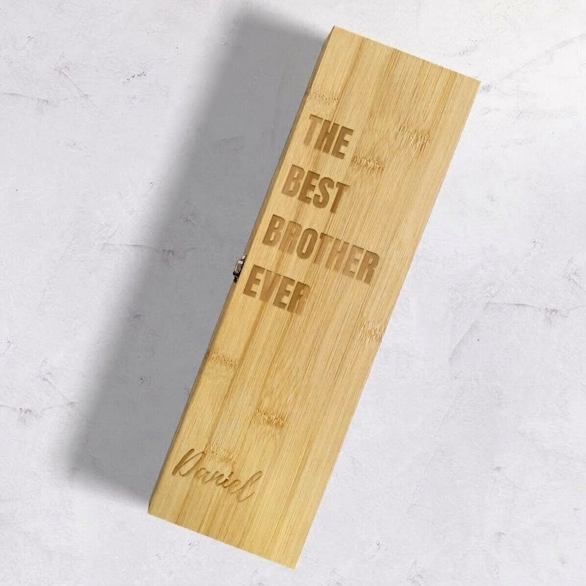 Weinkiste aus Bambus mit Zubehör, individuell gestaltet mit der Aufschrift „the best brother ever“