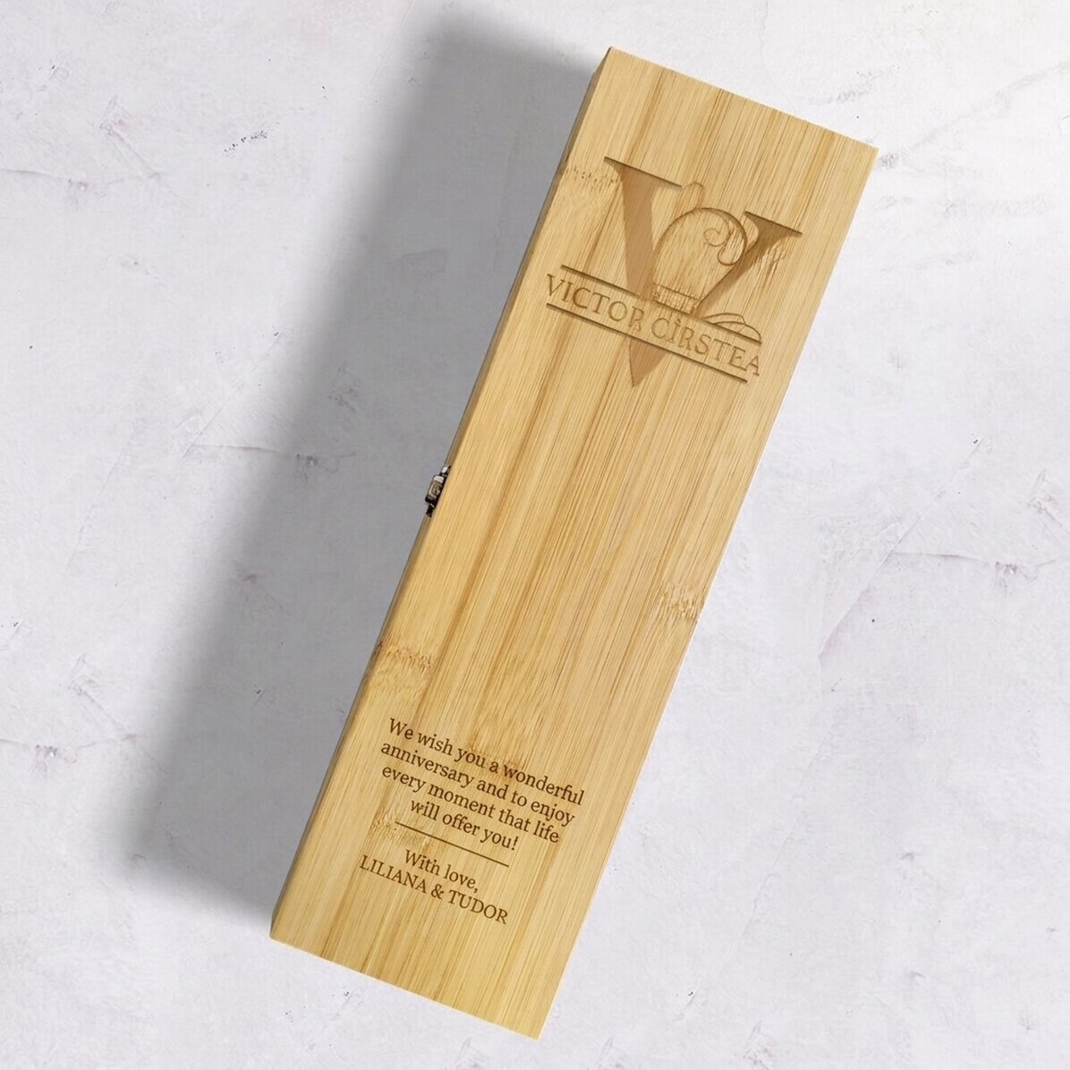 Weinkiste aus Bambus mit Zubehör, personalisiert mit Monogramm und Widmung