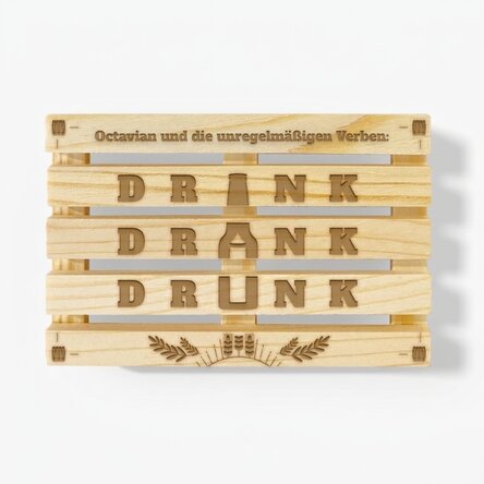 Individuell gestalteter Glasständer in Form einer Palette mit Text – Drink Drank Drunk