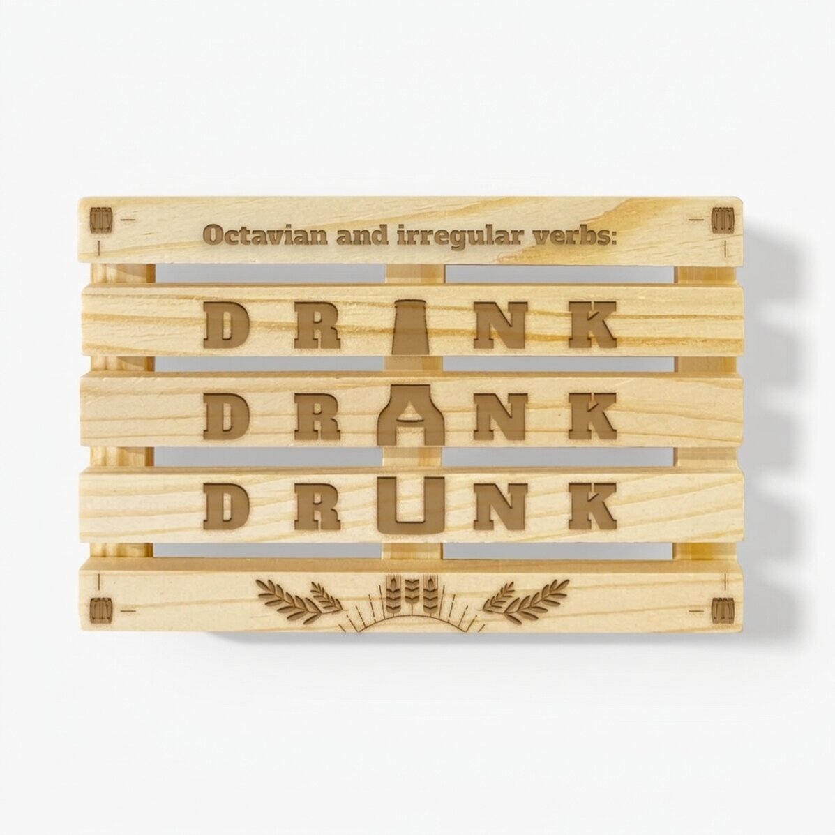 Individuell gestalteter Glasständer in Form einer Palette mit Text – Drink Drank Drunk