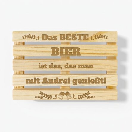 Individuell gestalteter Glasuntersetzer in Form einer Palette mit Aufdruck – Das beste Bier