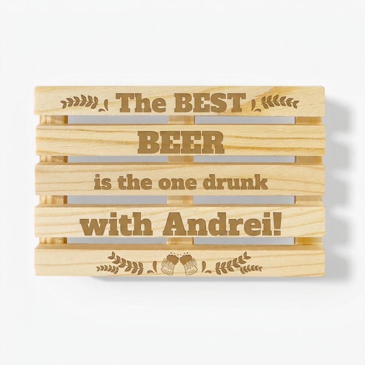 Individuell gestalteter Glasuntersetzer in Form einer Palette mit Aufdruck – Das beste Bier