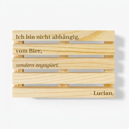 Individuell gestalteter Gläserhalter in Form einer Palette mit dem Text „Ich bin mit ganzem Herzen d