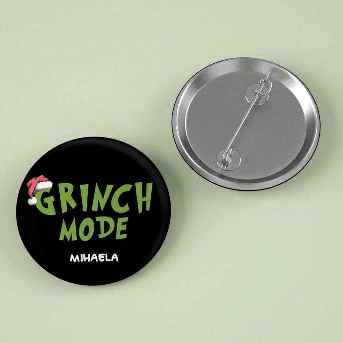 Personalisiertes Abzeichen mit Text – Grinch-Stil