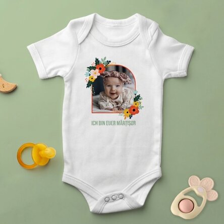 Personalisierter Babybody mit Foto und Text – Blumen
