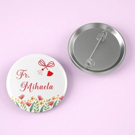 Personalisiertes Button mit floralen Motiven