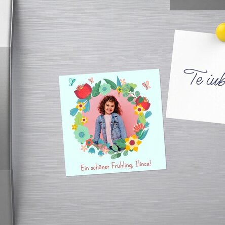 Individuell gestalteter Magnet (10 x 10) mit Foto und Text – Blumen