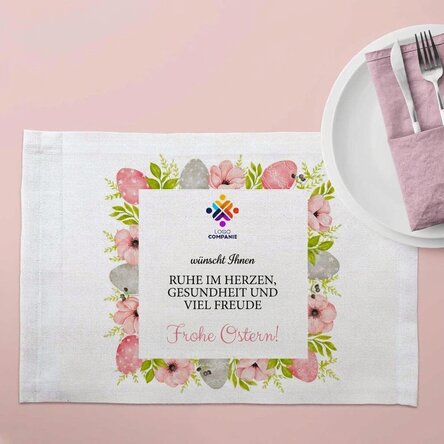 Individuell gestalteter Tellerhalter mit Logo und Text – Frohe Ostern!