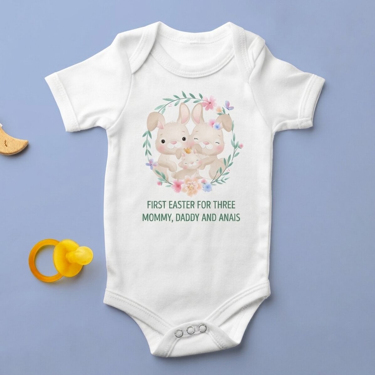 Personalisierter Baby-Body mit Text – Das erste Osterfest zu dritt