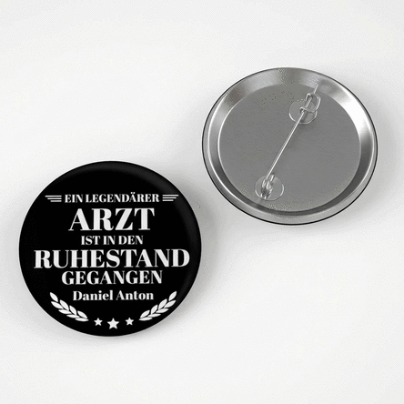 Personalisiertes Button mit einer Botschaft für einen Rentner