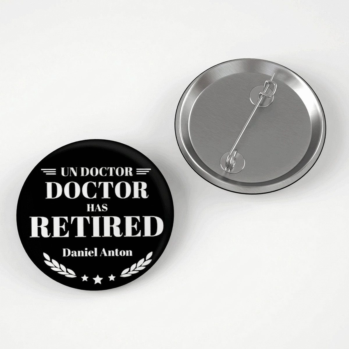Personalisiertes Button mit einer Botschaft für einen Rentner