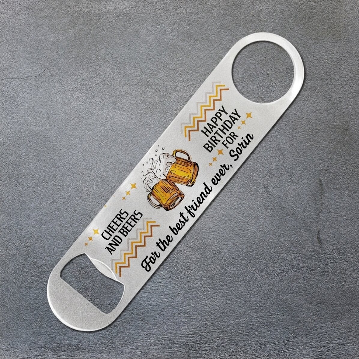 Personalisierter Bieröffner mit Botschaft – Cheers and beers