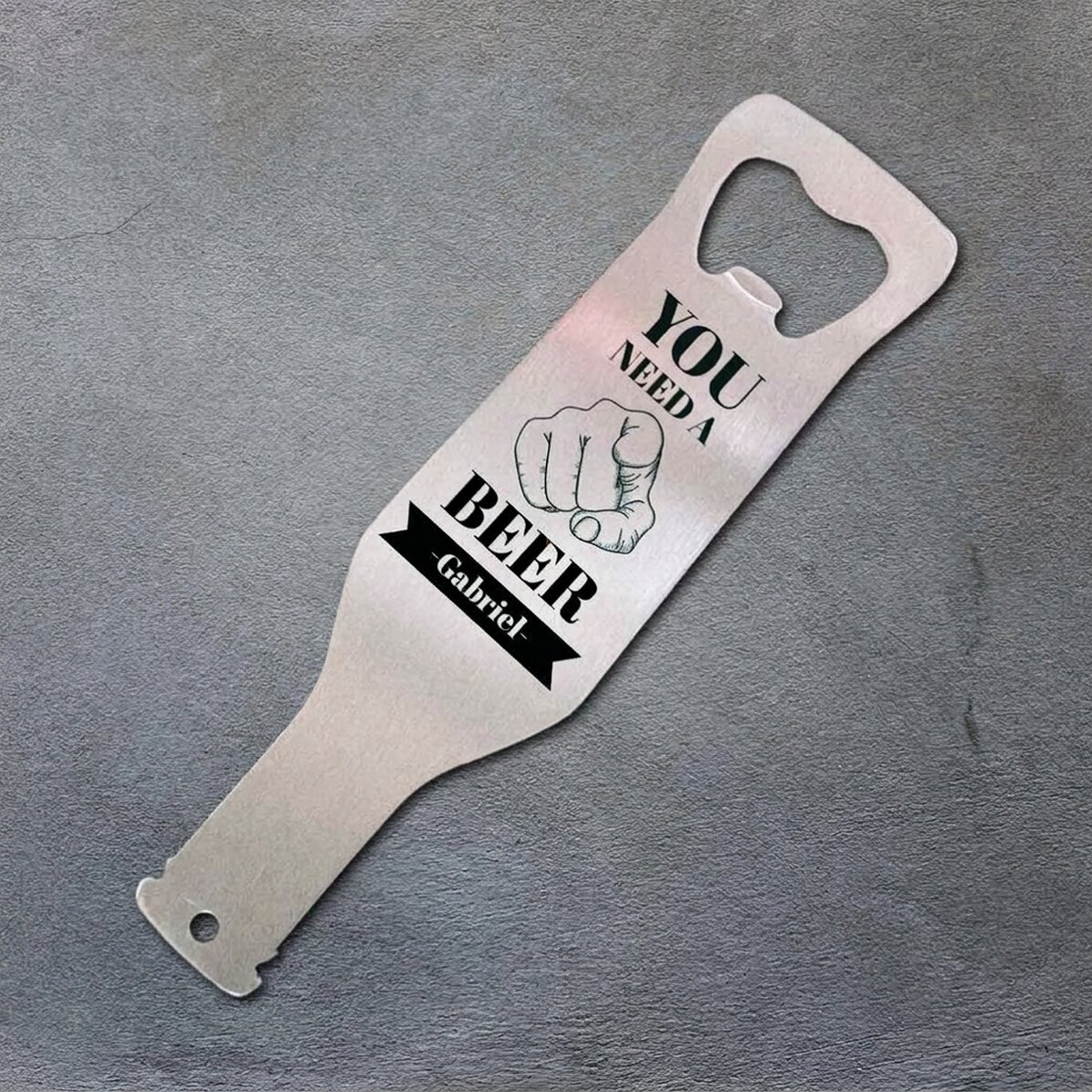 Personalisierter Bieröffner mit Spruch – „You need a Beer“