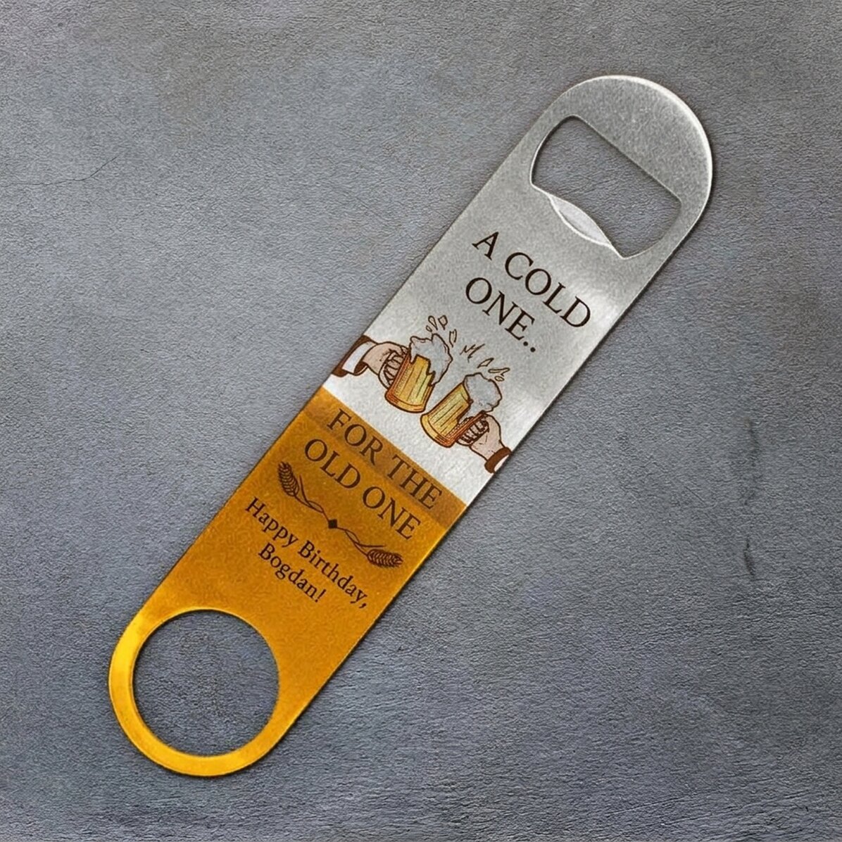 Personalisierter Bieröffner mit Schriftzug – Cheers!