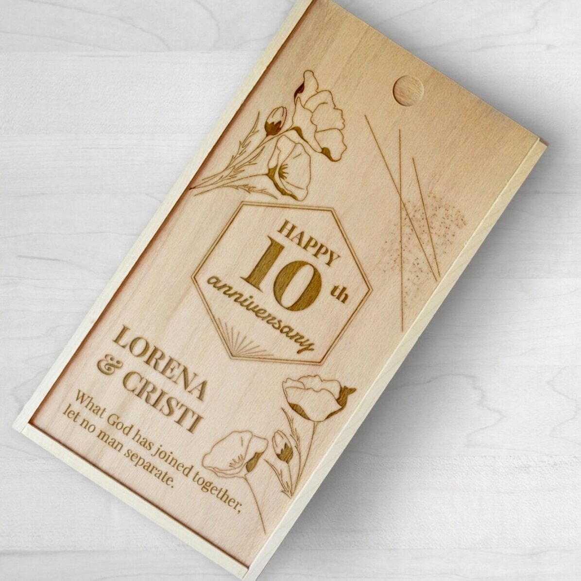 Personalisierte Geschenkbox aus Holz mit Botschaft – Happy anniversary