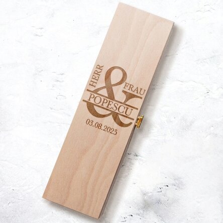 Personalisierte Weinkiste mit Schriftzug – Mrs & Mr