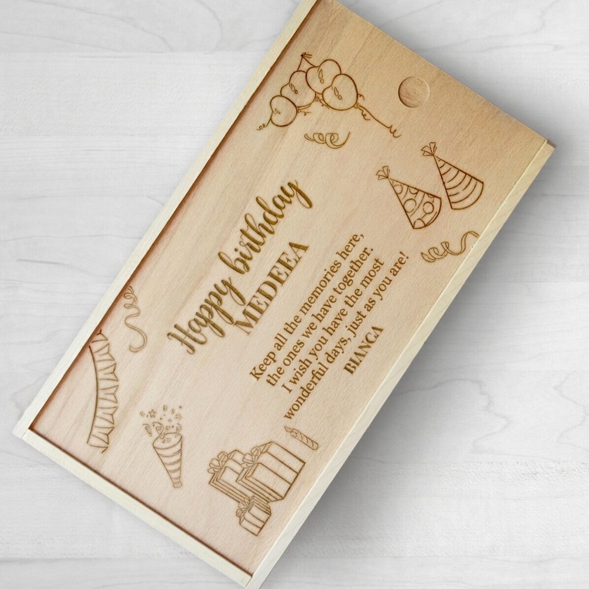 Personalisierte Geschenkbox aus Holz mit Botschaft – Happy Birthday