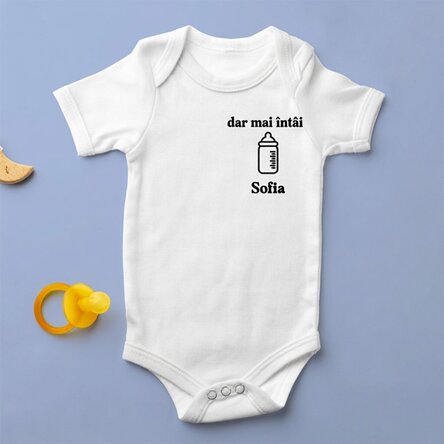 Personalisierter Baby-Body mit Aufdruck – „But first...“