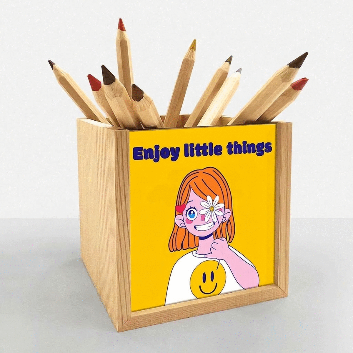Individuell gestalteter Stifthalter mit der Aufschrift „Happy“
