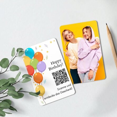 Personalisierte Aluminiumkarte (Vorder- und Rückseite) mit einer Botschaft, einem QR-Code und einem 