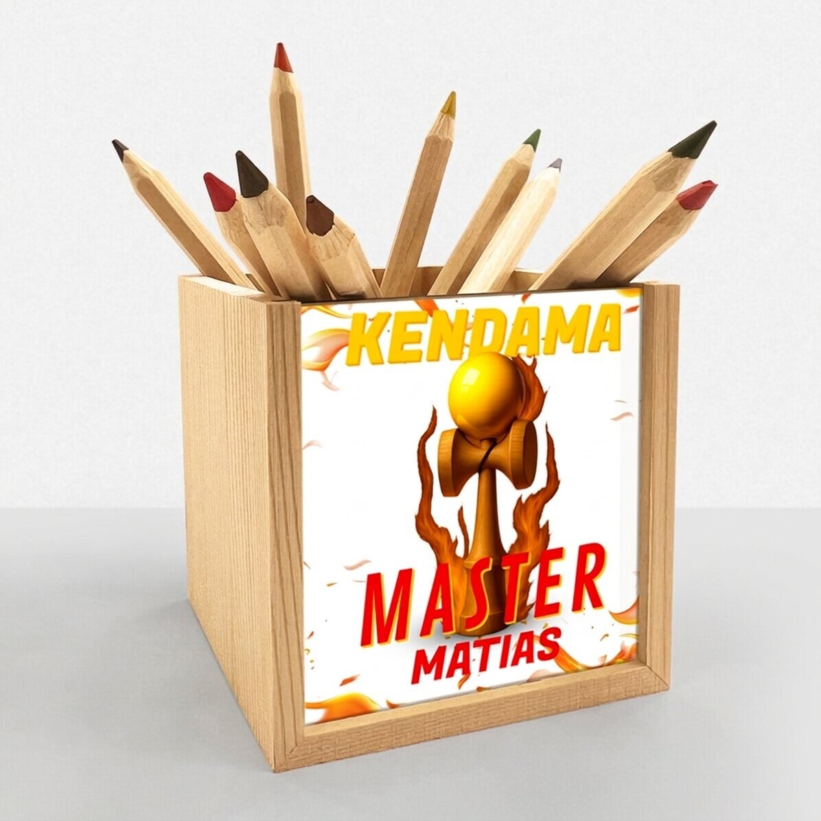 Personalisierter Stifthalter mit Text – Kendama Master