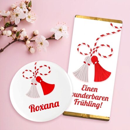 Martisor-Geschenkset mit Mini-Schokoladentafel und personalisiertem Anstecker mit Namen