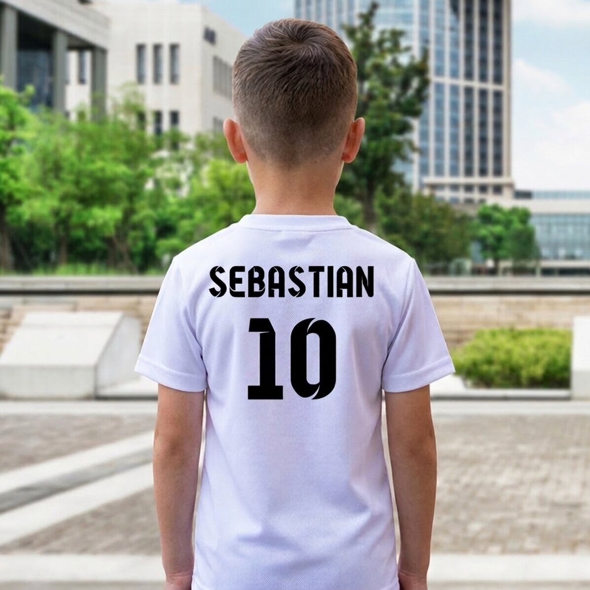 Individuell gestaltetes Sport-T-Shirt für Kinder mit Namen und Nummer auf dem Rücken – Fußball-Model