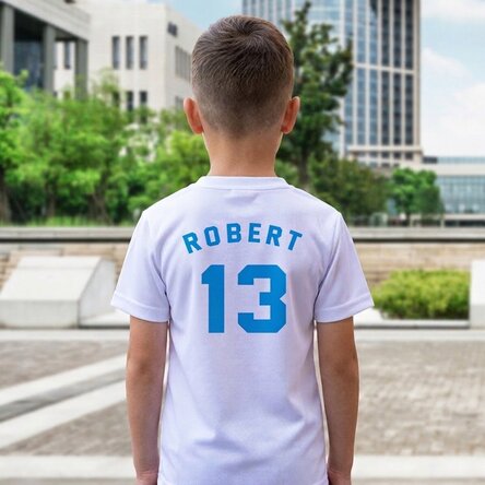 Individuell gestaltetes Sport-T-Shirt für Kinder mit Namen und Nummer auf dem Rücken – Fußballfan