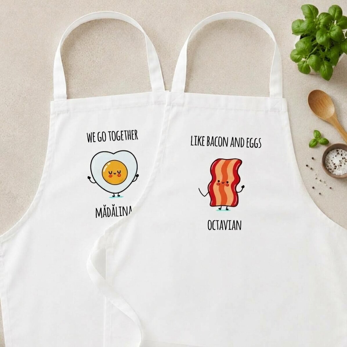 Individuell gestaltete Schürzen für Paare mit witziger Aufschrift – Bacon and eggs