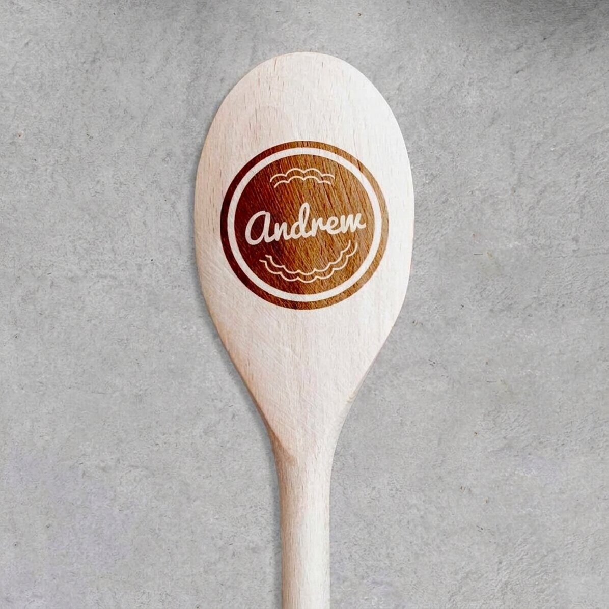 Ein Holzlöffel, individuell mit deinem Namen versehen