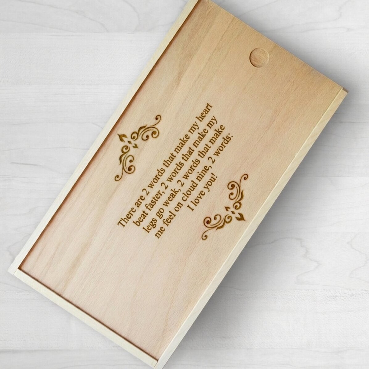 Personalisierte Geschenkbox aus Holz mit einer Botschaft