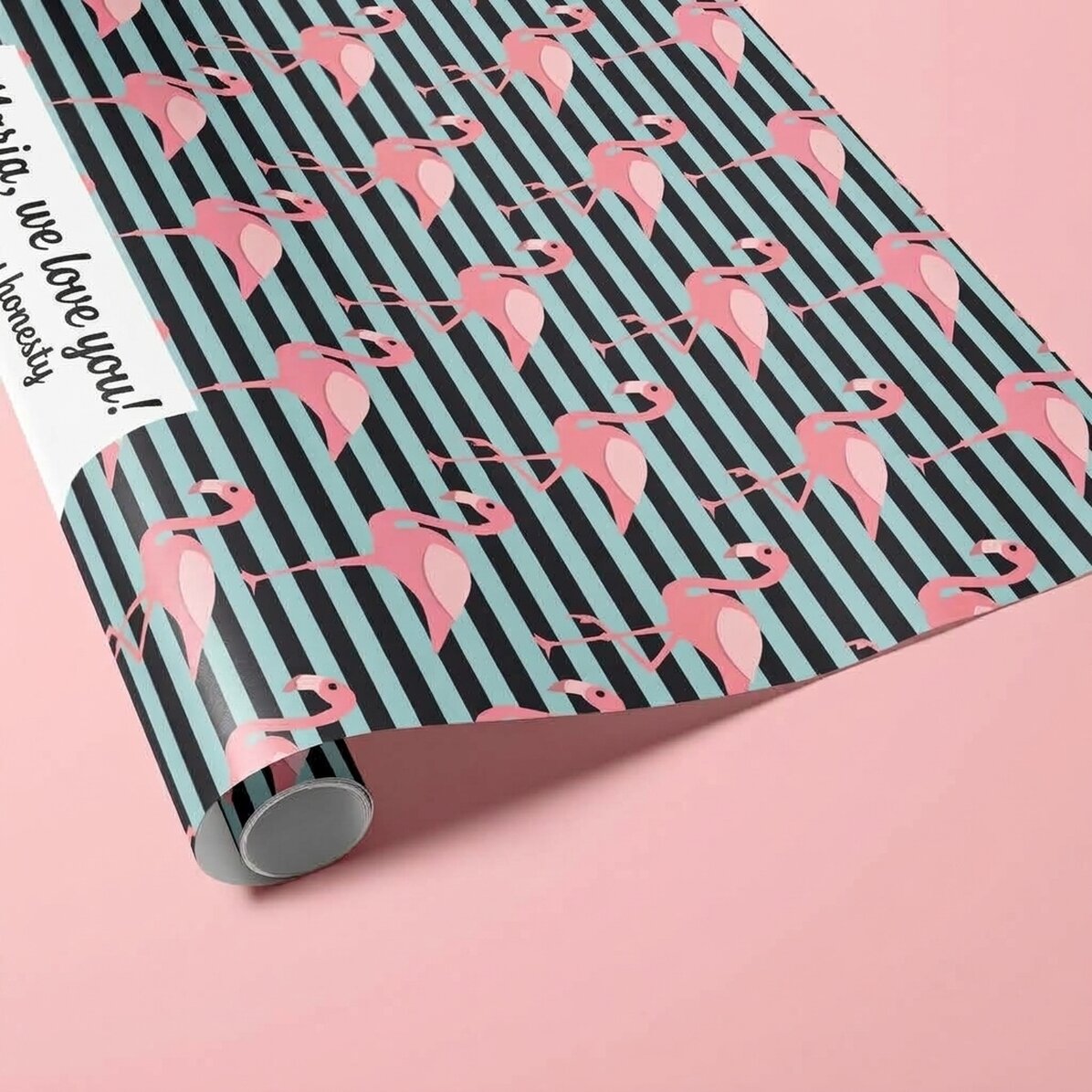 Individuell gestaltetes Geschenkpapier – Flamingo-Motiv mit Text in einem Rahmen