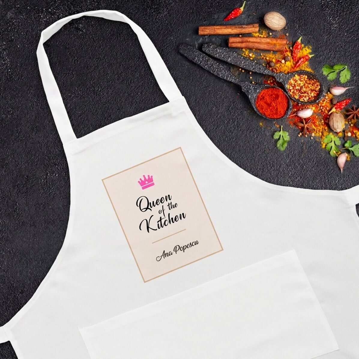 Individuell gestaltete weiße Schürze – Queen Of The Kitchen