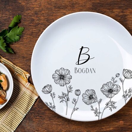 Personalisierter Teller mit Initiale und Text – Flowers
