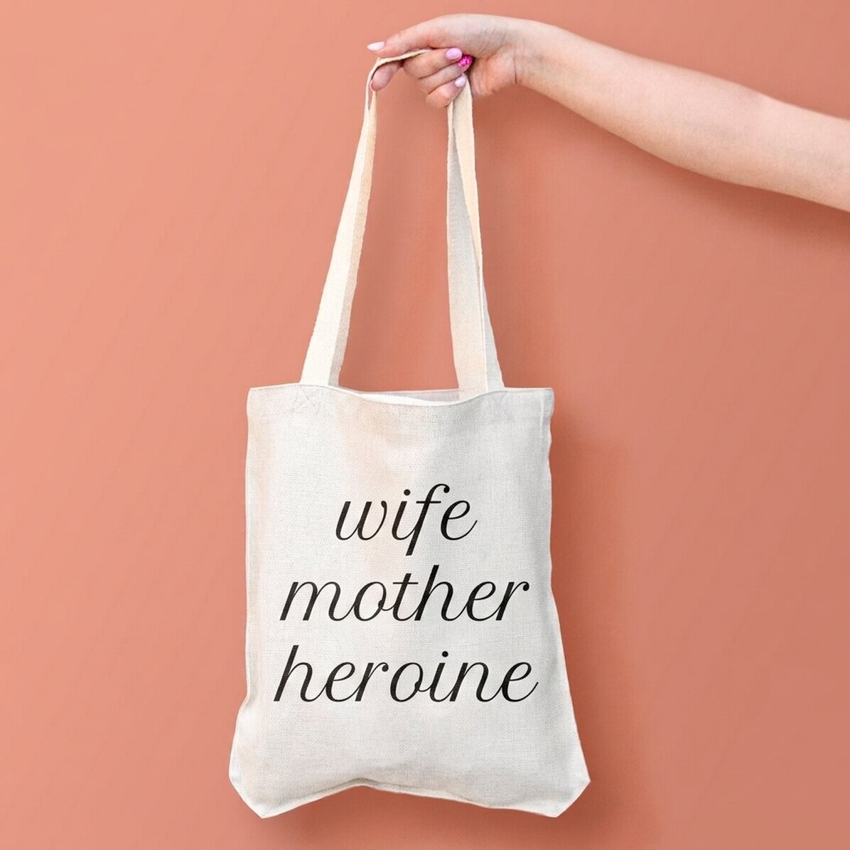 Personalisierte Tasche mit Aufdruck – Ehefrau, Mutter, Heldin.