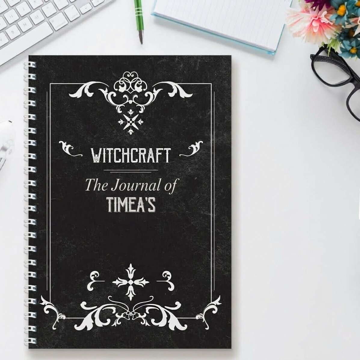 Personalisiertes Notizbuch mit dem Schriftzug „Witchcraft“