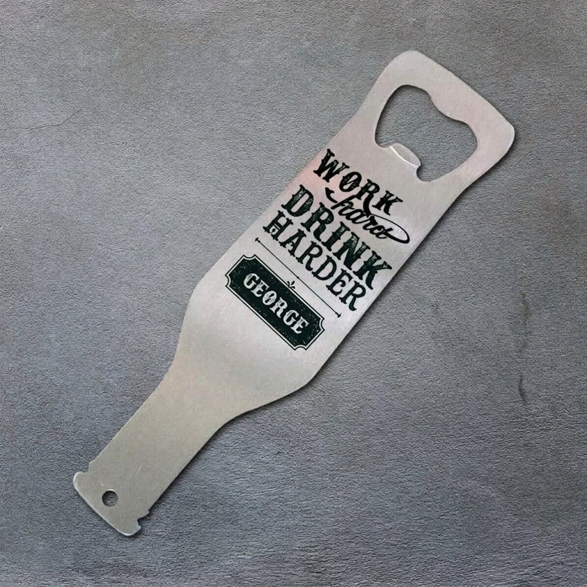 Personalisierter Bieröffner – Work Hard, Drink Harder